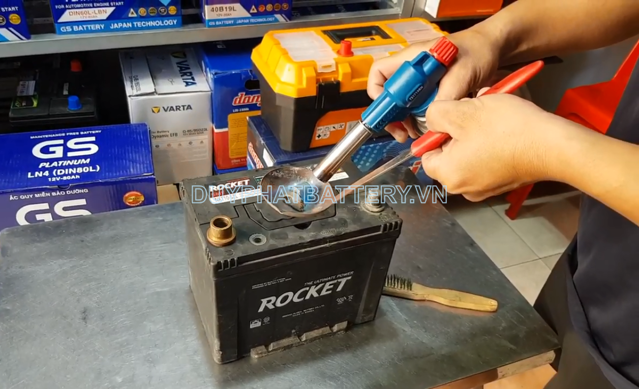 hướng dẫn cách đổ cọc bình ắc quy ô tô.png