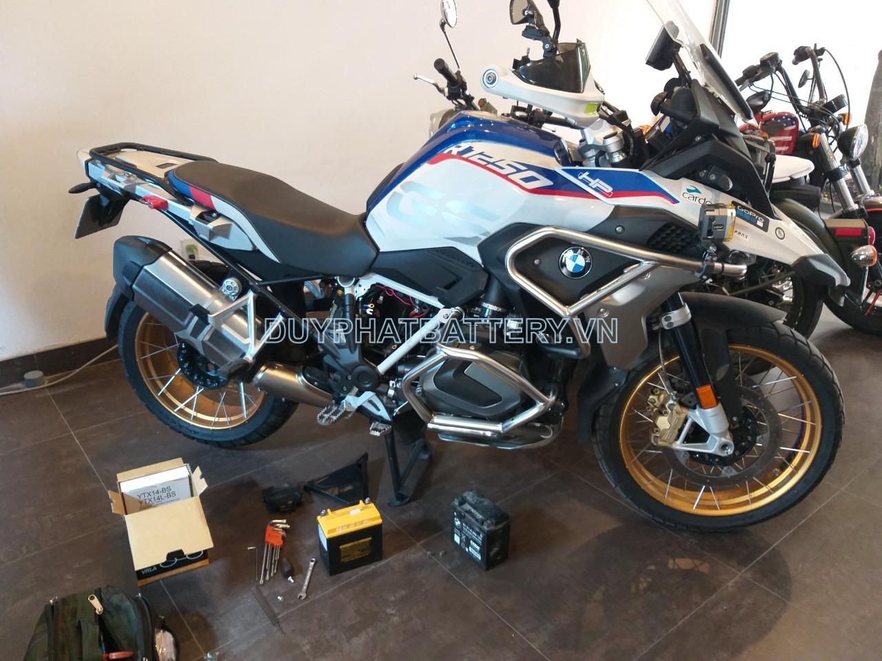 Thay binh ac quy xe bmw r1250.jpg