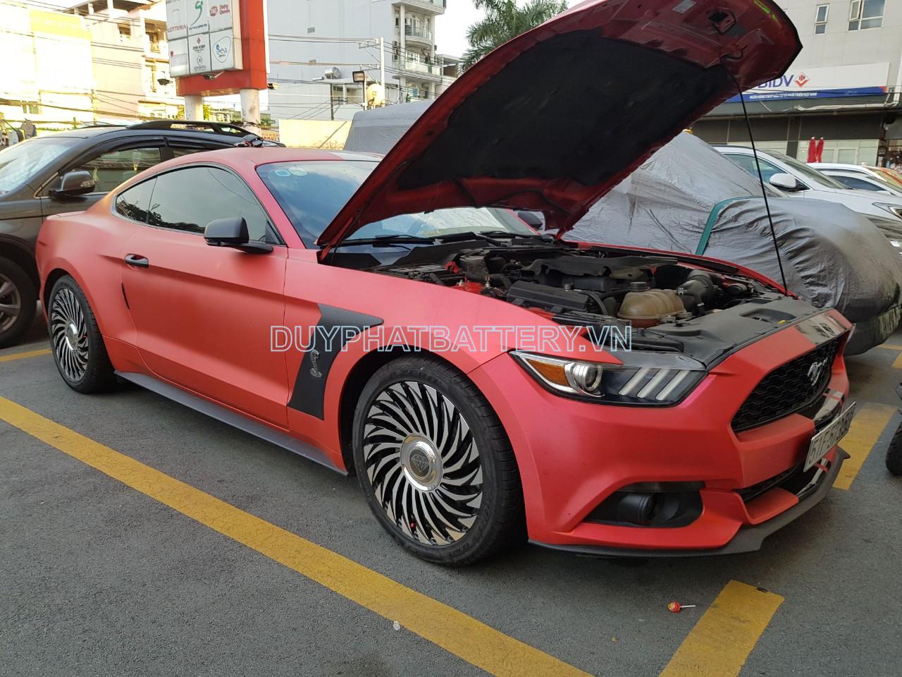 thay bình ắc quy xe Ford Mustang.jpg