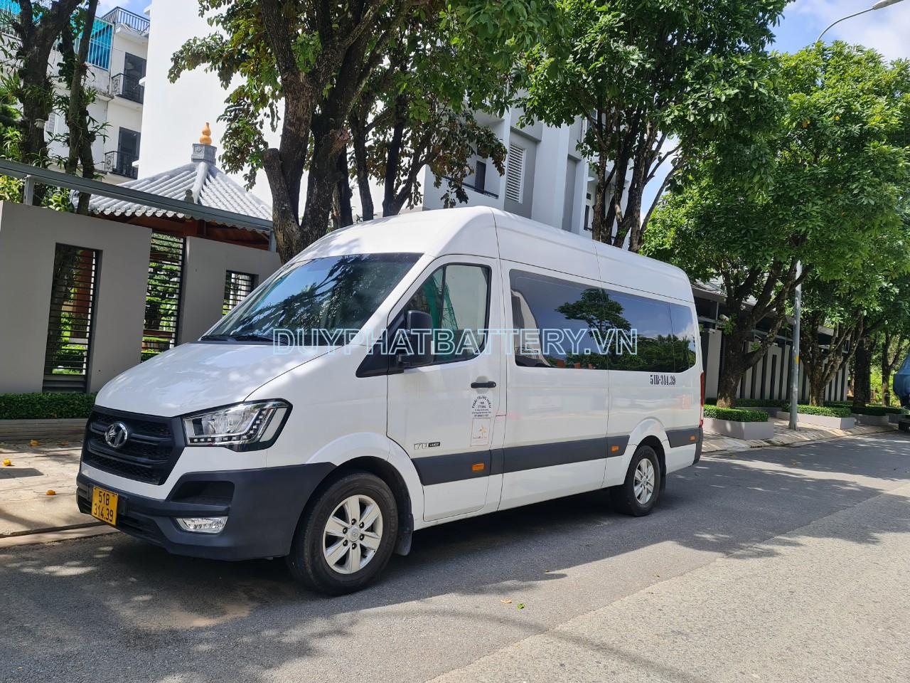 Thay bình ắc quy xe Hyundai Solati tại TP HCM.jpg