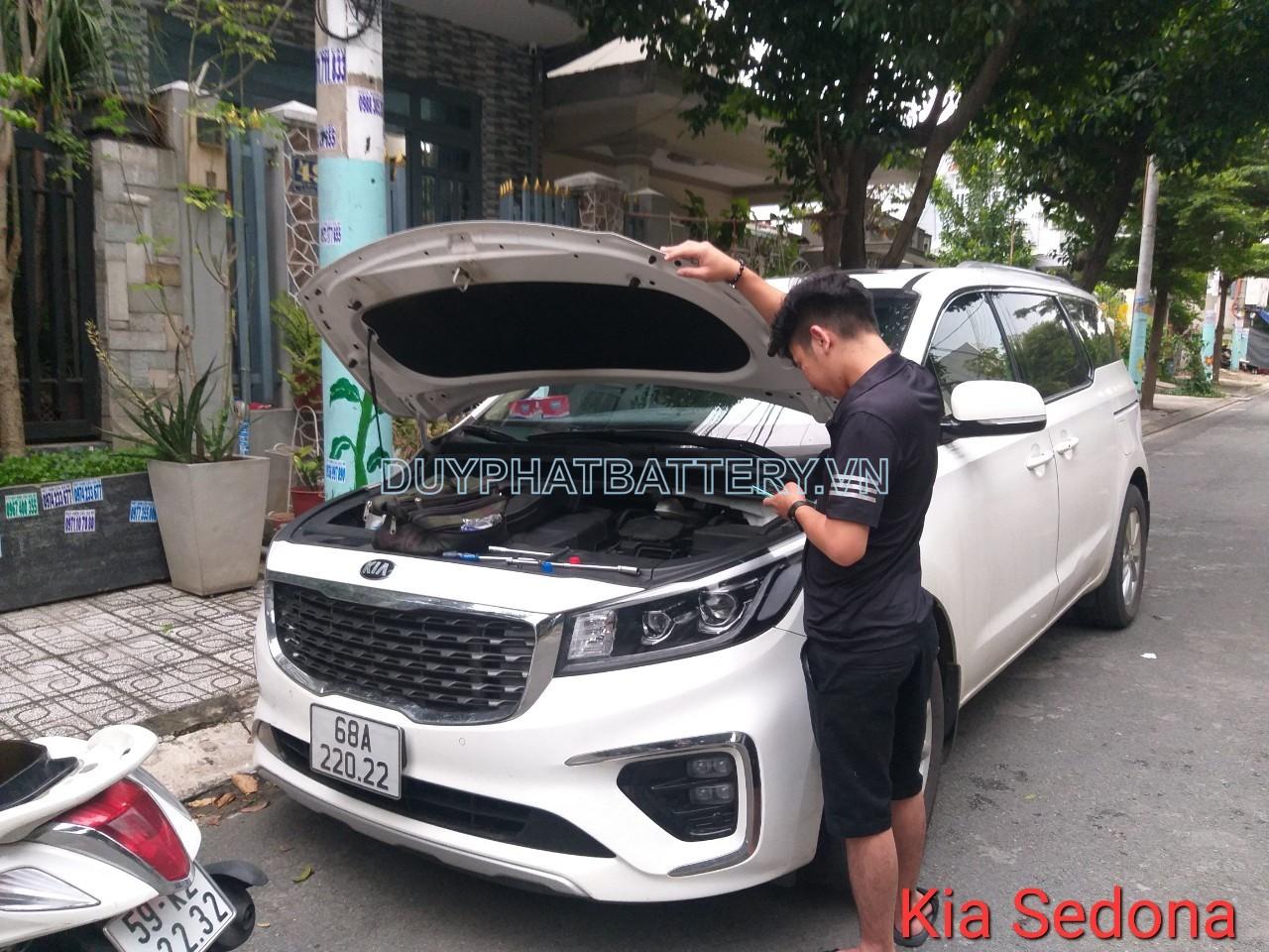 Thay binh ac quy xe kia sedona.jpg