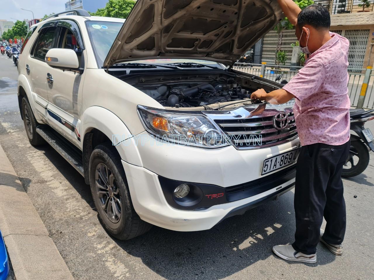 thay binh ac quy xe toyota fortuner đời cũ.jpg