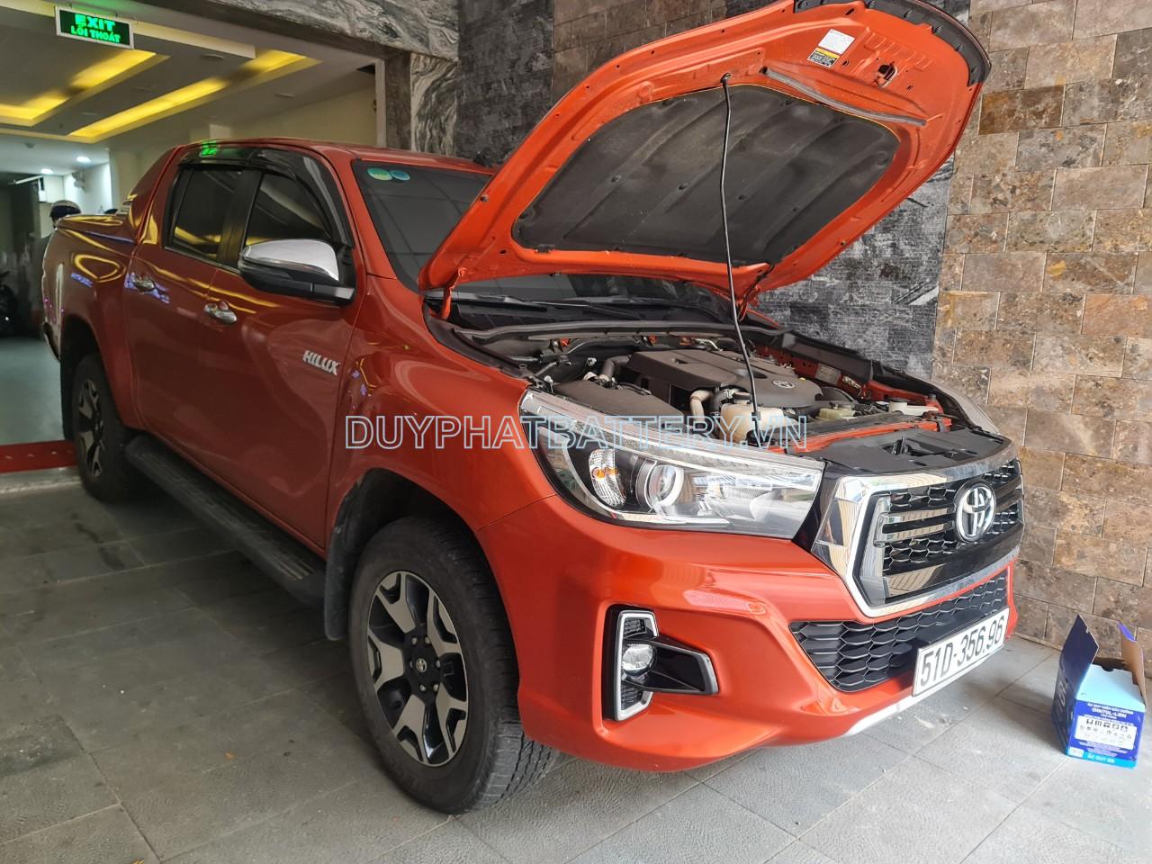 Thay bình ắc quy xe Toyota Hilux G.jpg